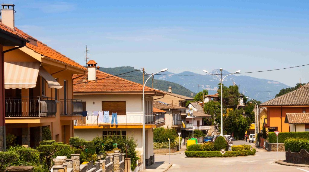 maisons dans le sud pour illustrer une ambiance sereine grâce à une assurance habitation pas chère