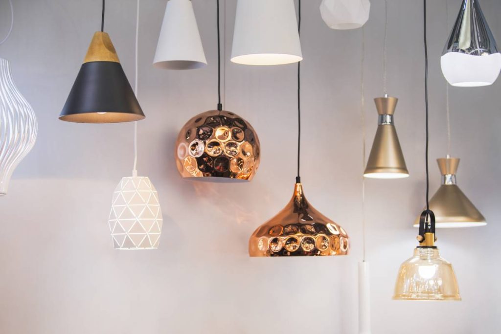suspension luminaire installés dans le salon